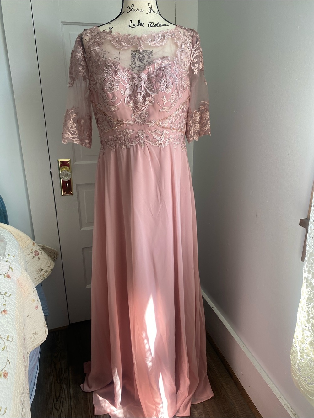 Elegant Pink Lace Appliqué Evening Gown